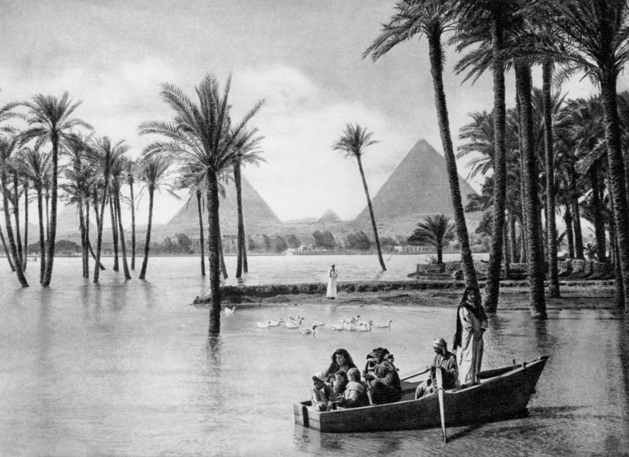एक बाढ़ के दौरान गीज़ा के पिरामिड, काहिरा, मिस्र, c1920s द्वारा अज्ञात