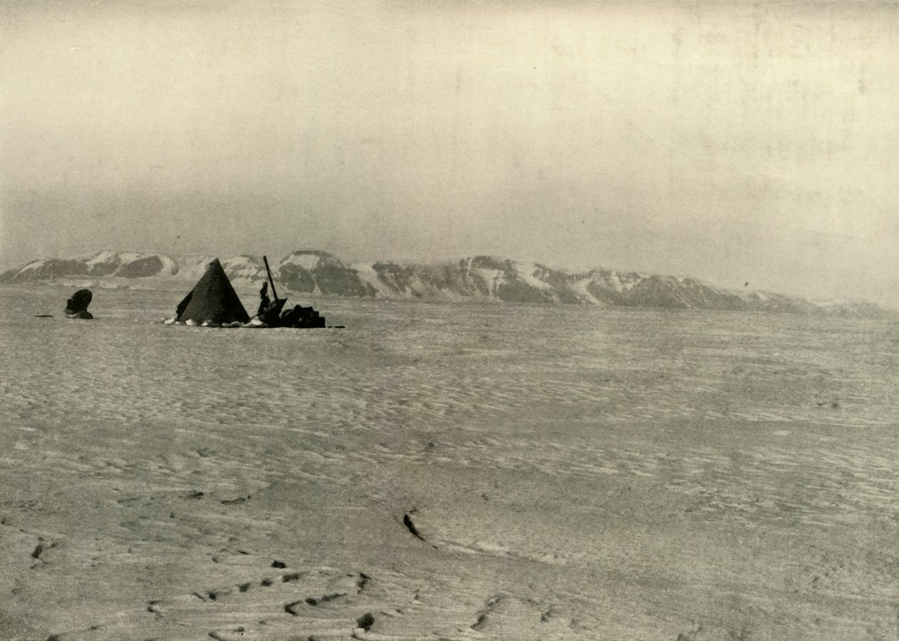 ग्लेशियर के नीचे जाने वाली रानी एलेक्जेंड्रा रेंज की फोटो, c1908, 1909 द्वारा अज्ञात