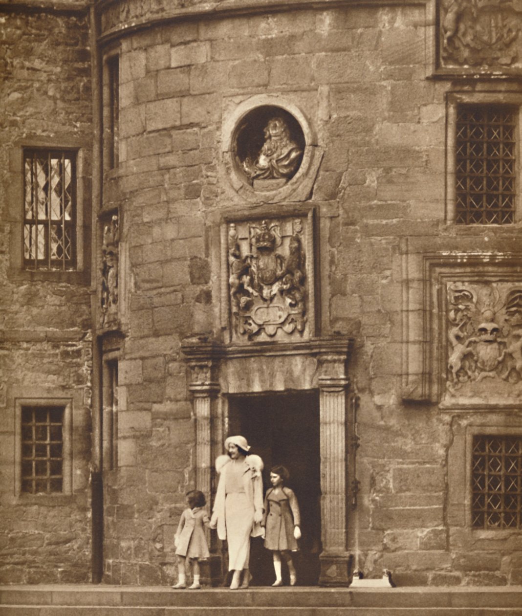 द क्वीन एट हर ओल्ड होम, ग्लैमिस कैसल, c1936 1937 द्वारा अज्ञात