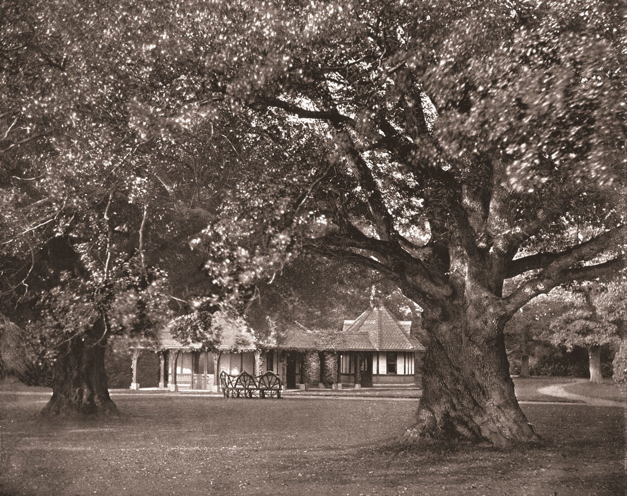 क्वींस टी-रूम, फ्रॉगमोर, बर्कशायर, 1894। द्वारा अज्ञात