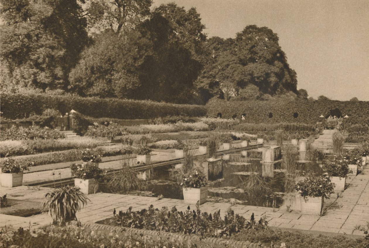 केंसिंग्टन पैलेस में डच गार्डन की रानी बंद गेट्स द्वारा संरक्षित, c1935। द्वारा अज्ञात
