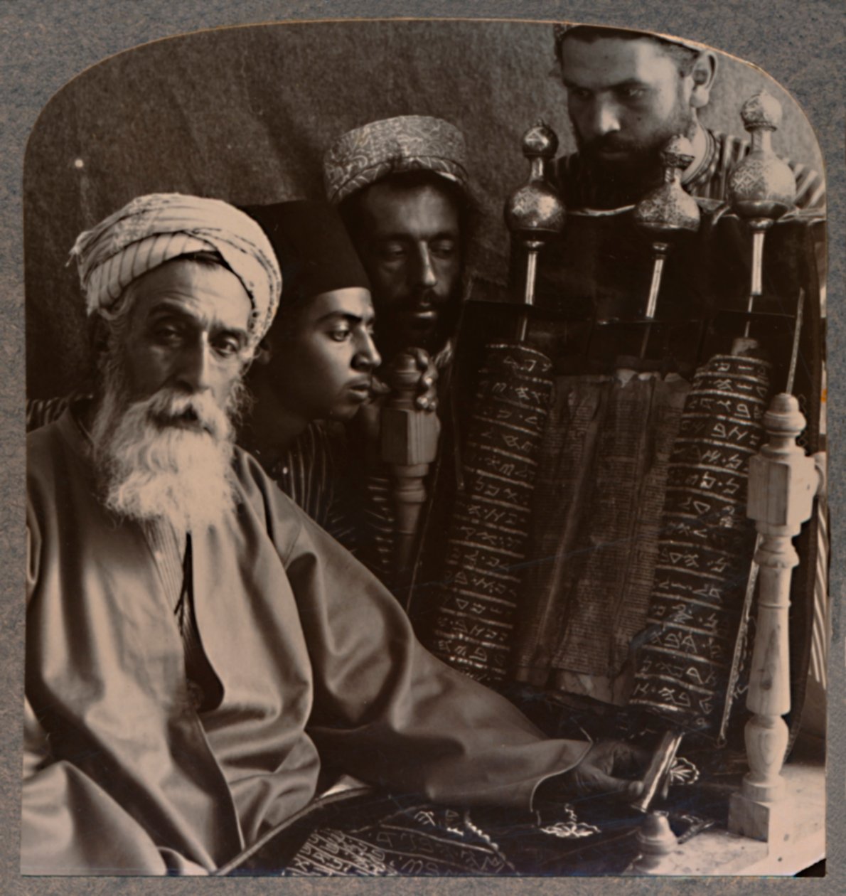 पेदागॉग के रूप में सामरी उच्च पुजारी, c1900 द्वारा अज्ञात