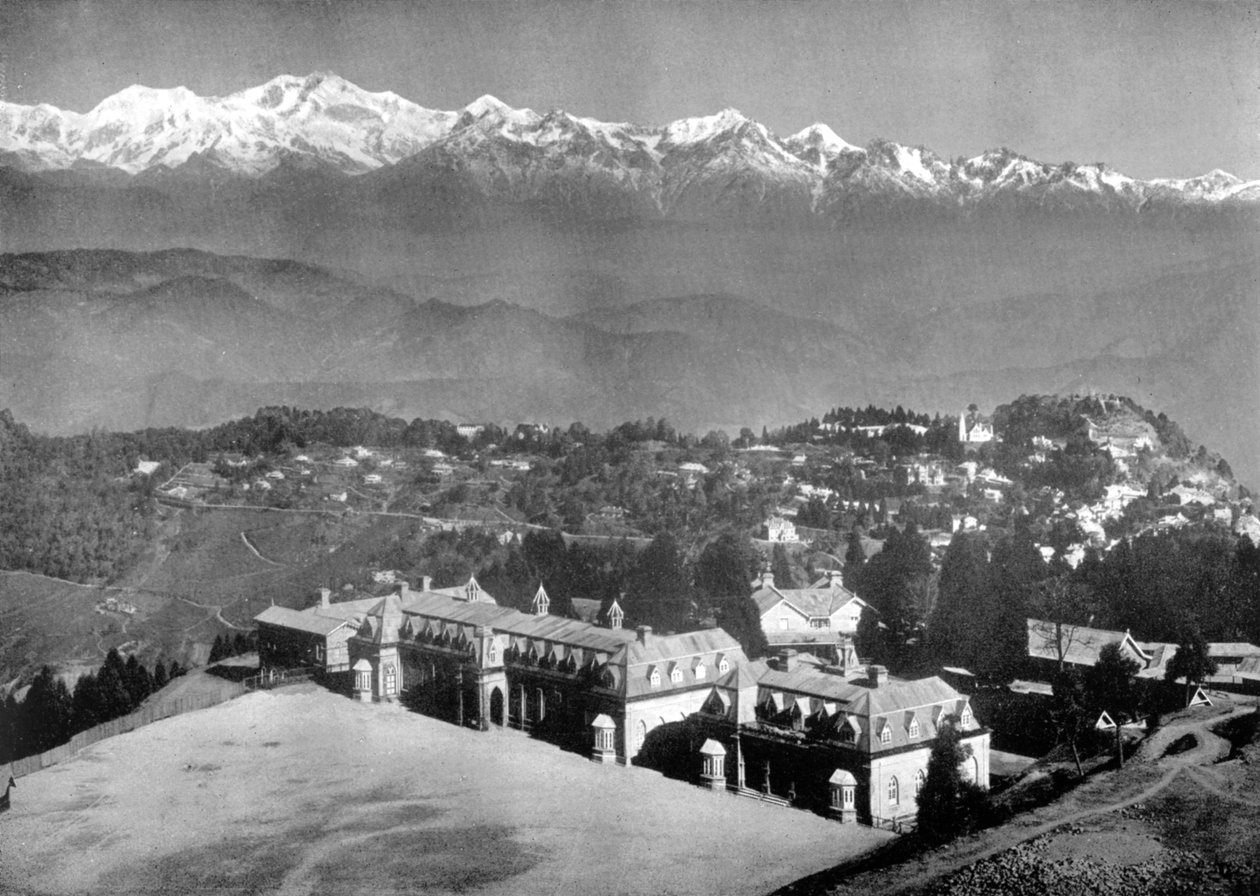 स्नो रेंज और दार्जिलिंग ऊपर से सेंट पॉल स्कूल, पश्चिम बंगाल, भारत, c1910 द्वारा अज्ञात