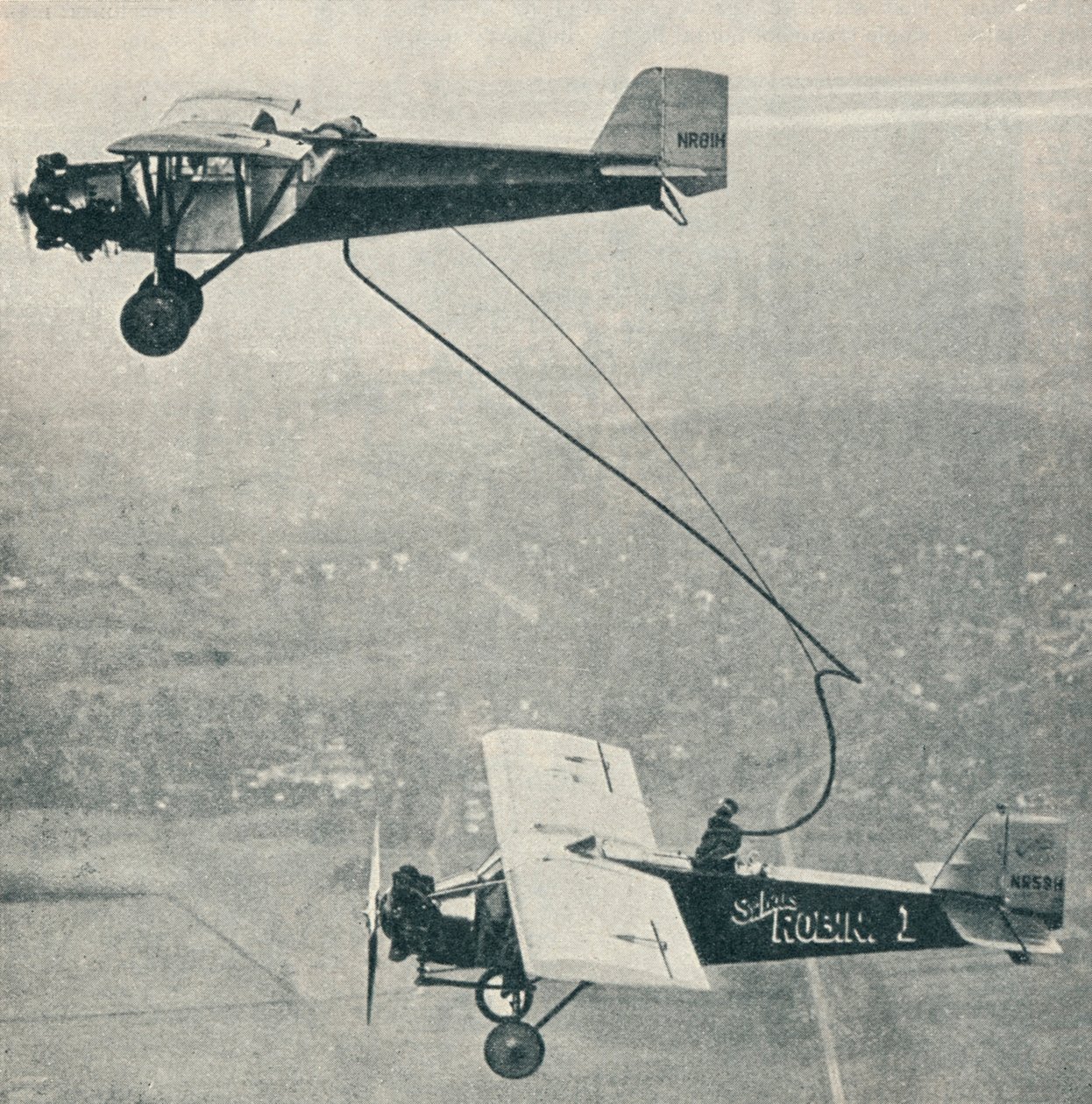 सेंट लुइस रॉबिन ईंधन भरने, c1929 c1937 द्वारा अज्ञात