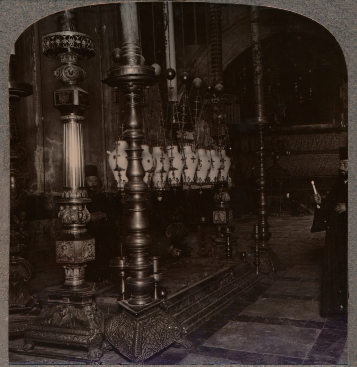 पवित्र सिपाही चर्च, यरूशलेम में घोषणा का पत्थर, c1900 द्वारा अज्ञात