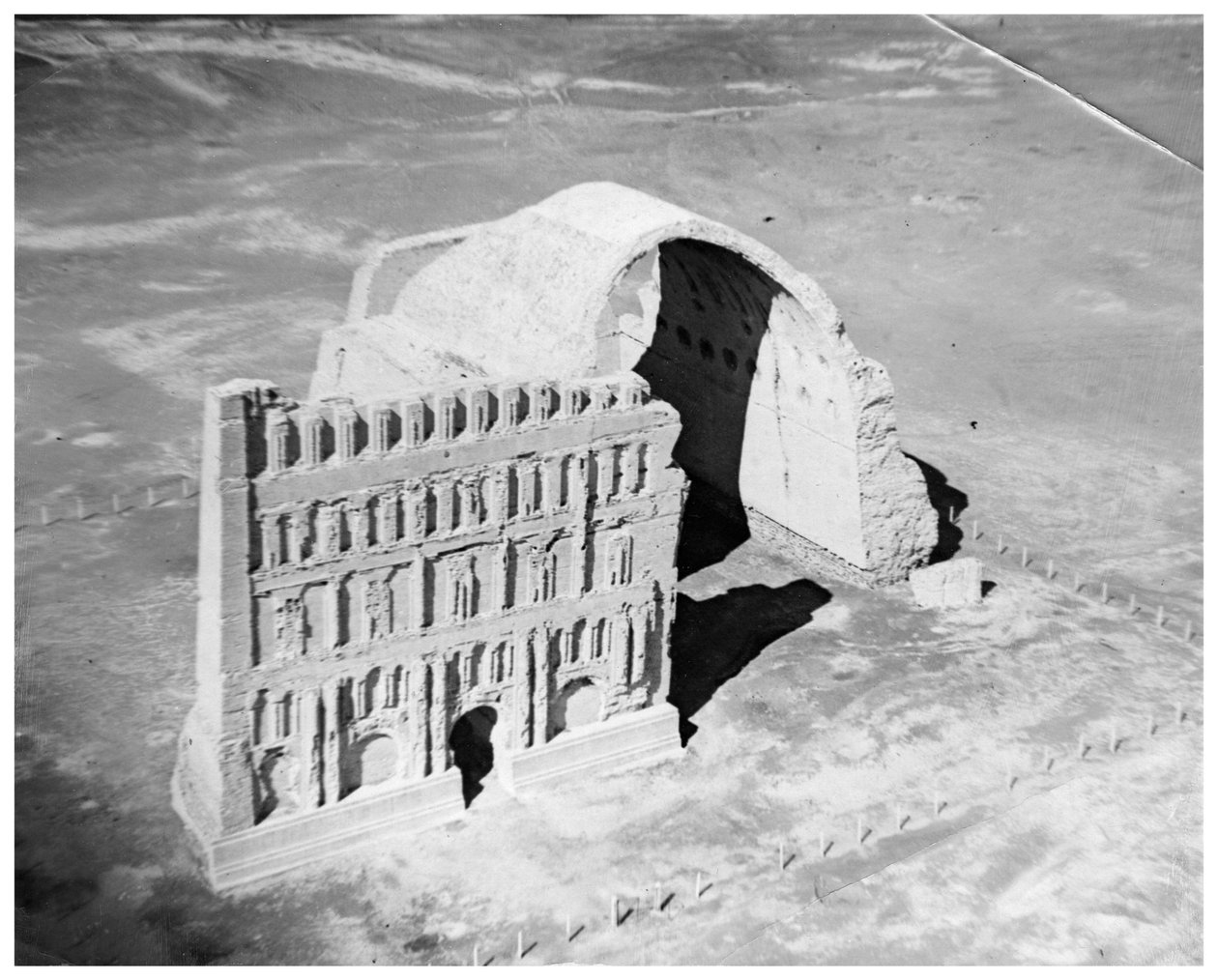 ताक-ए किसरा फ्रॉम द एयर, सीटीसेफॉन, इराक, 1926 द्वारा अज्ञात