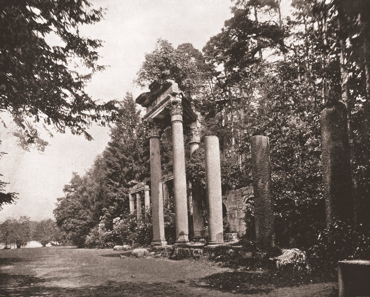 1894 के वर्जीनिया वॉटर, सरे में ऑगस्टस का मंदिर। द्वारा अज्ञात
