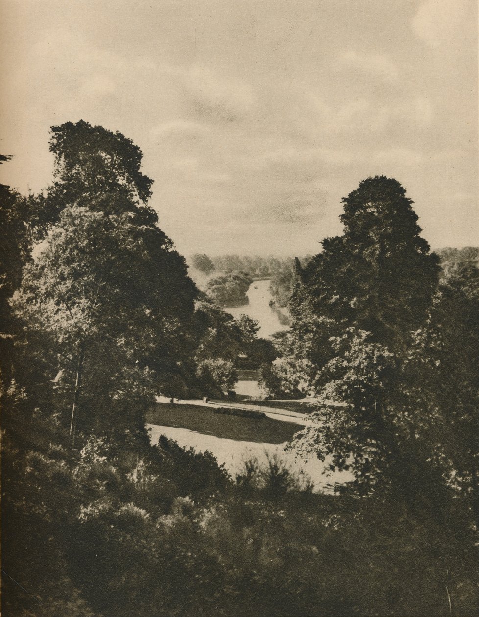 रिचमंड में थेम्स, इंग्लैंड में सबसे प्रसिद्ध दृश्यों में से एक, c1935। द्वारा अज्ञात