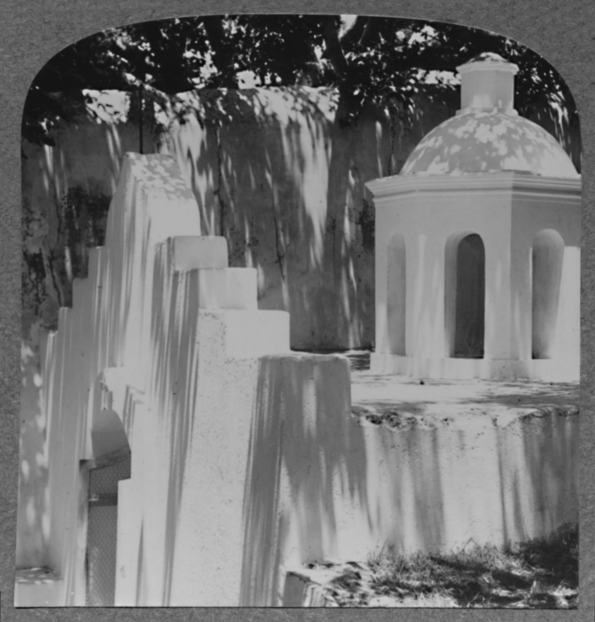 तबिता का मकबरा, c1900 द्वारा अज्ञात