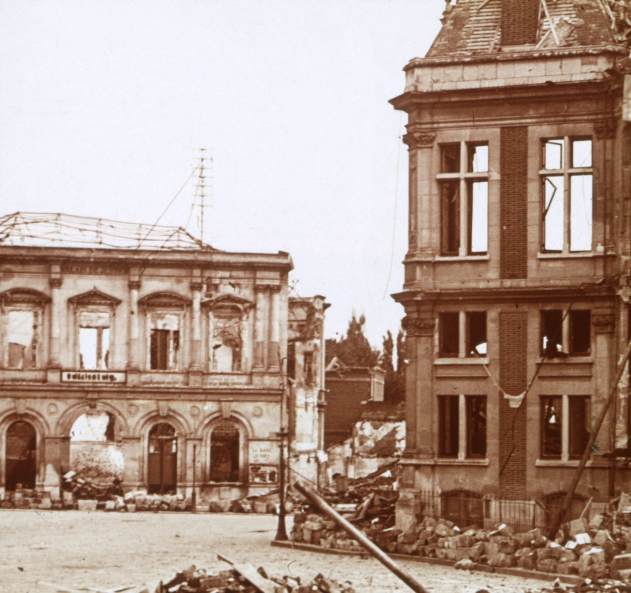 टाउन हॉल, चूनी, फ्रांस, c1914-c1918 द्वारा अज्ञात