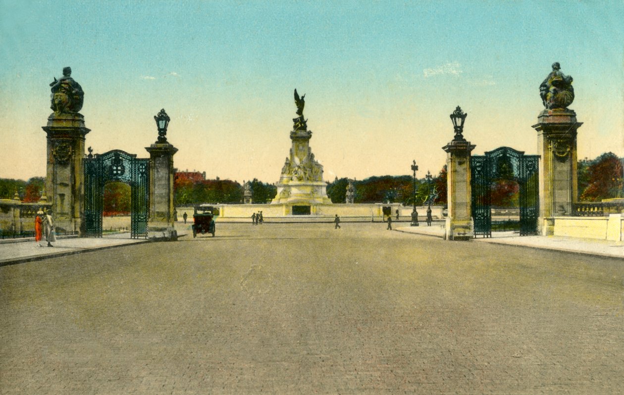 विक्टोरिया मेमोरियल, बकिंघम पैलेस, लंदन, c1910। द्वारा अज्ञात