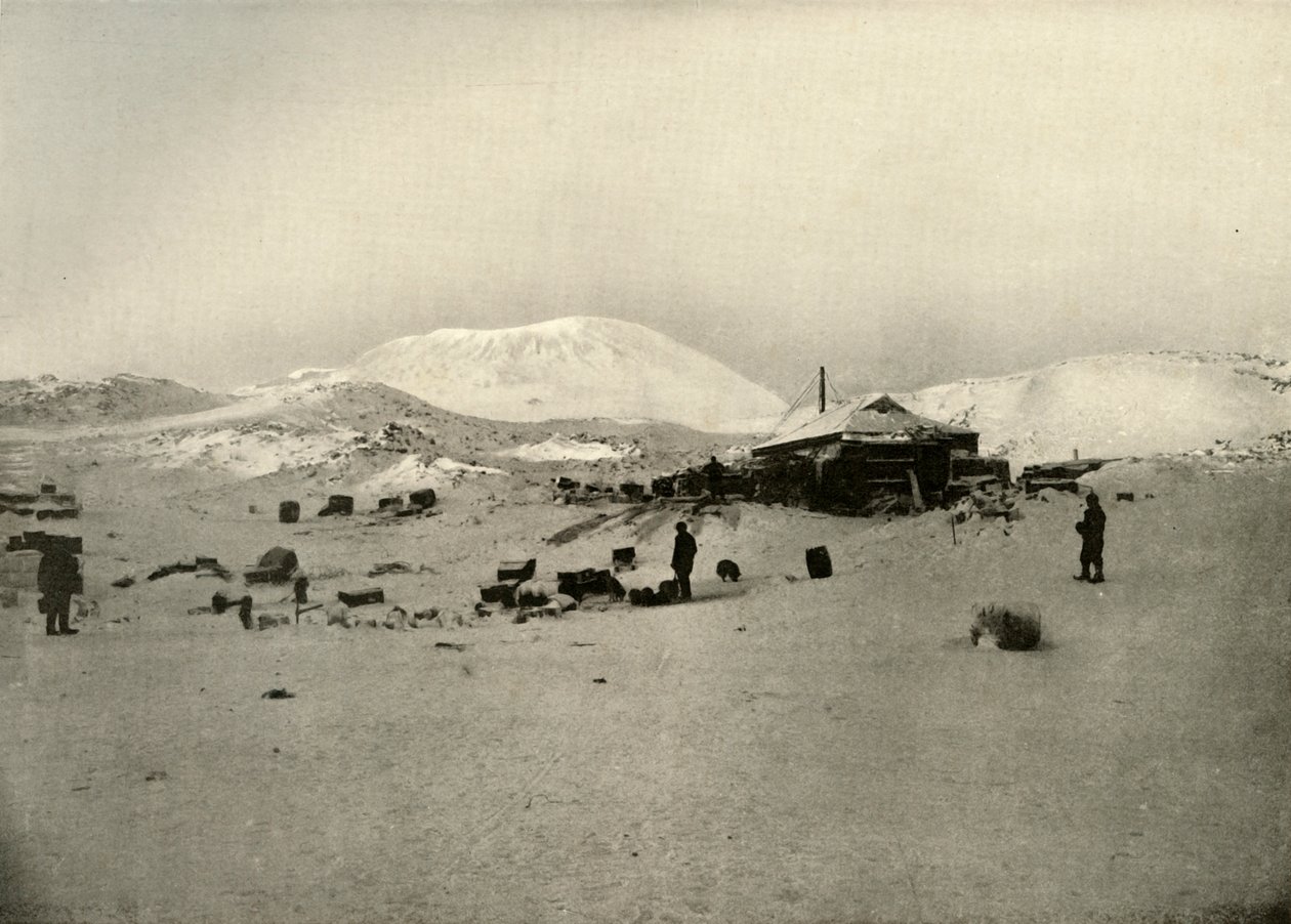 शीतकालीन क्वार्टर। बैकग्राउंड में माउंट एरेबस के साथ, c1908, 1909 द्वारा अज्ञात
