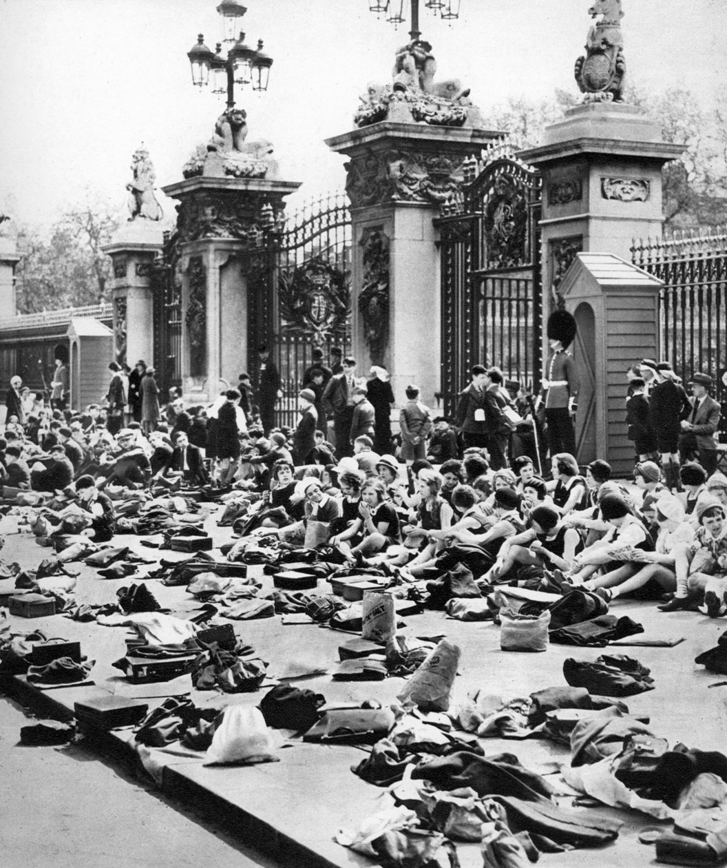 बच्चों की जयंती की छुट्टी, बकिंघम पैलेस, लंदन, 1935 द्वारा अज्ञात