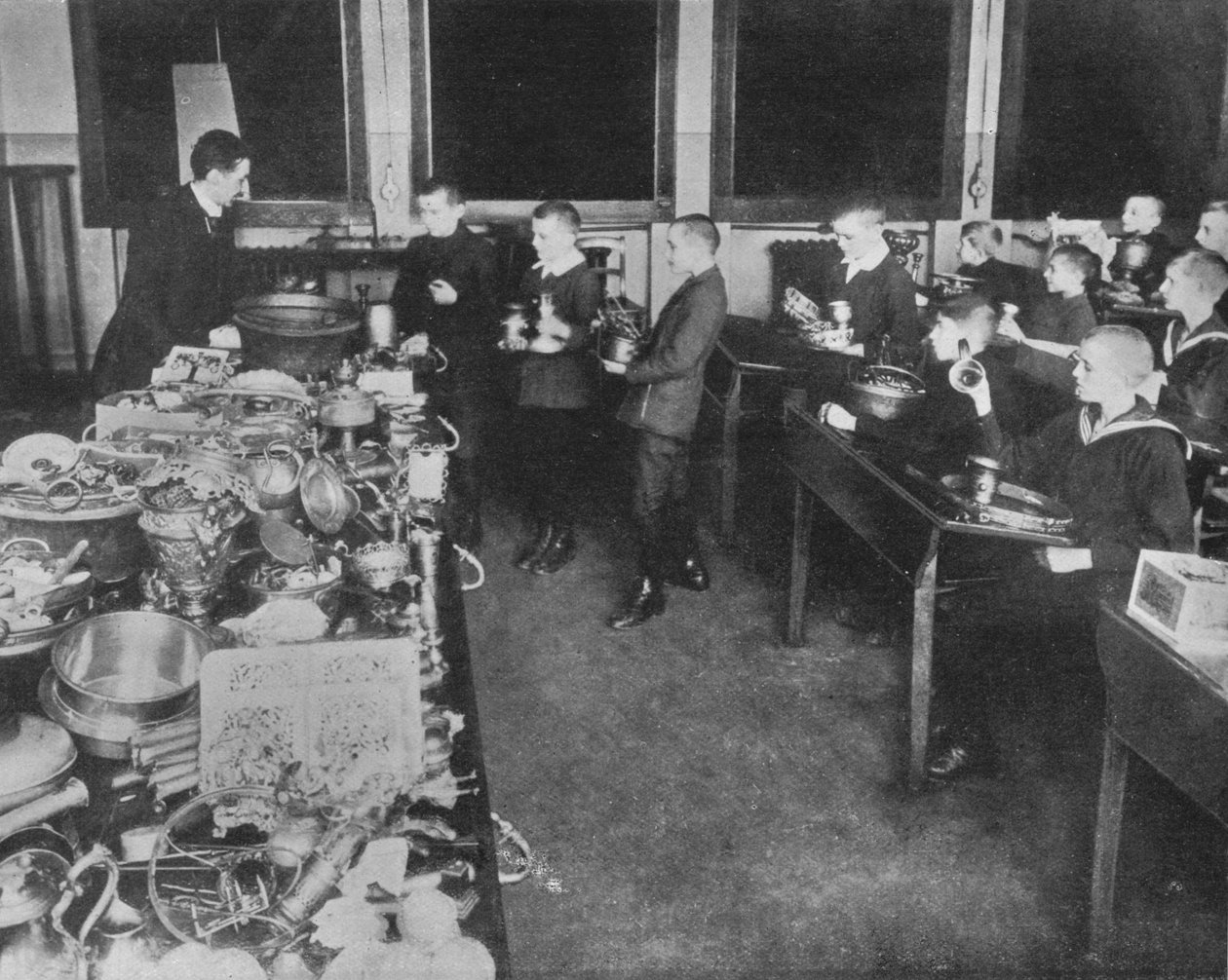 जर्मनी में तांबे की कमी, 1915 द्वारा अज्ञात