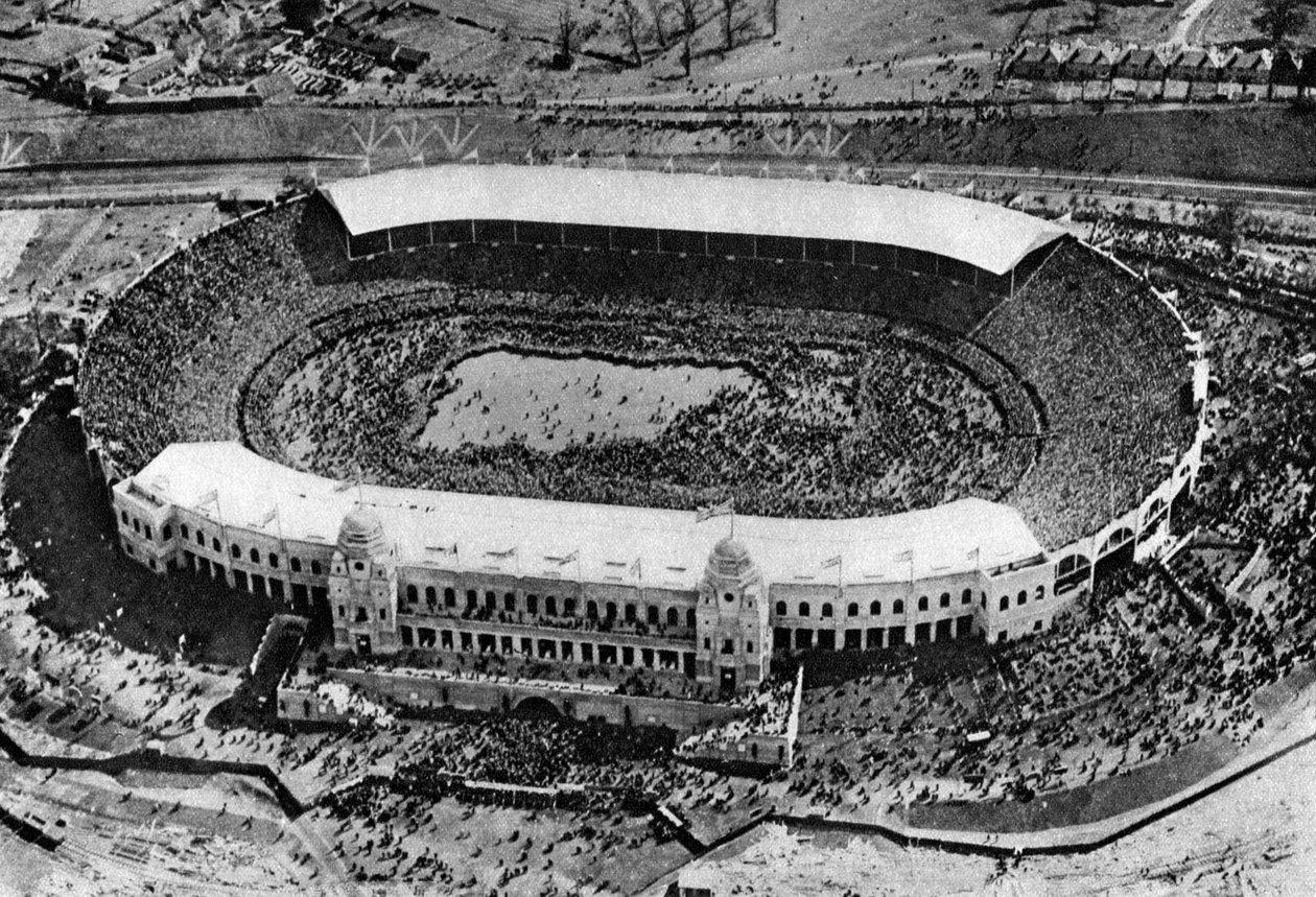 लंदन के वेम्बले स्टेडियम में पहला कप फाइनल 1923, 1926-1927 द्वारा अज्ञात