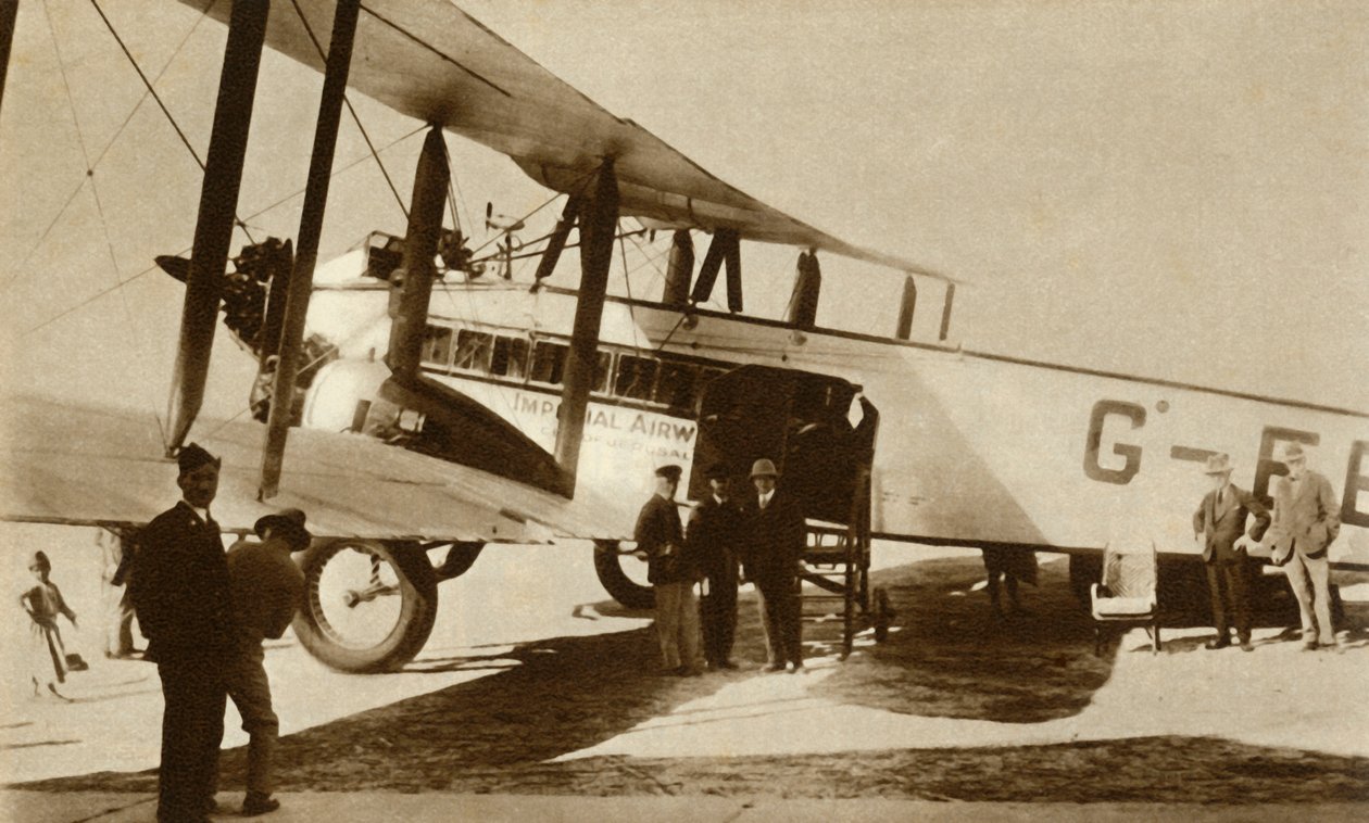 पहला इंडियन एयर मेल क्रॉयडन एयरपोर्ट, दक्षिण लंदन, 1929, 1935 में आता है। द्वारा अज्ञात