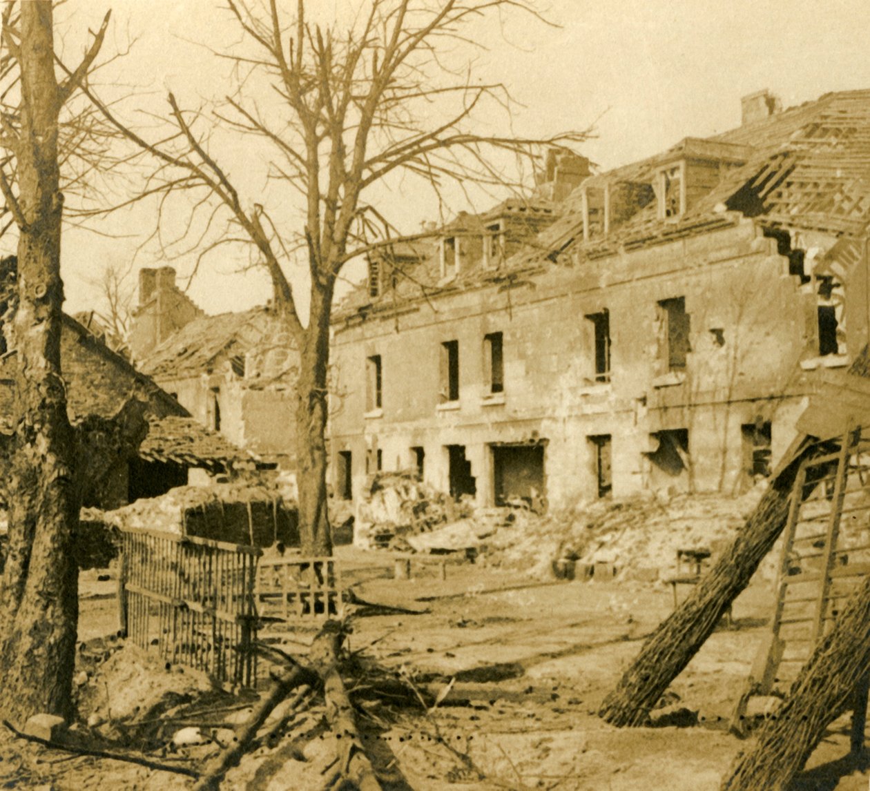 सोइसन्स, उत्तरी फ्रांस में ग्लासवर्क, c1914-c1918 द्वारा अज्ञात