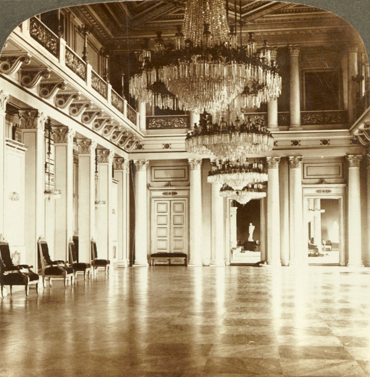 पैलेस, क्रिश्चियनिया, नॉर्वे में महान बॉल-रूम, c1905। द्वारा अज्ञात