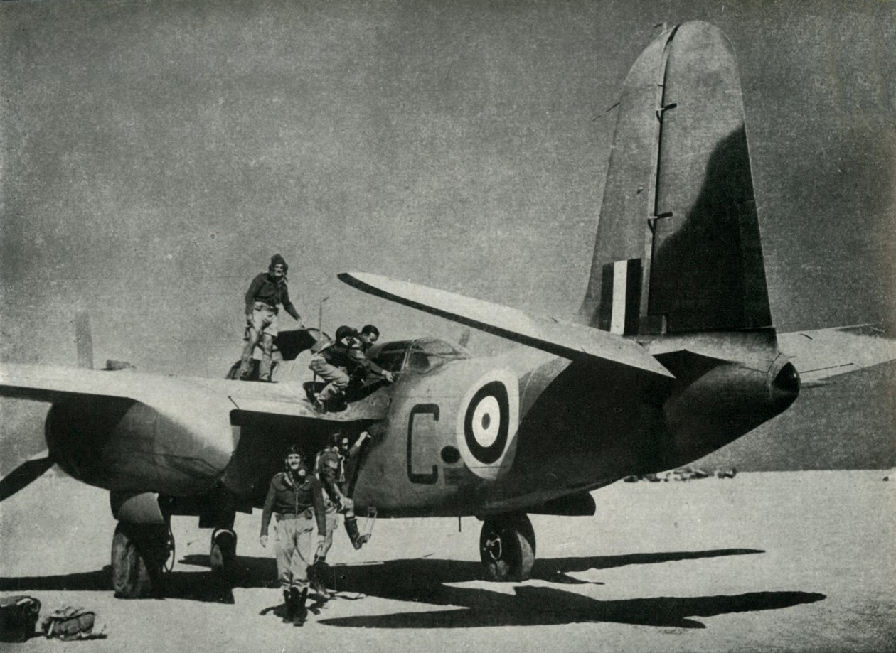 गर्म सूरज एक रेगिस्तान लैंडिंग जमीन पर नीचे धारा 1942-1943, 1945। द्वारा अज्ञात