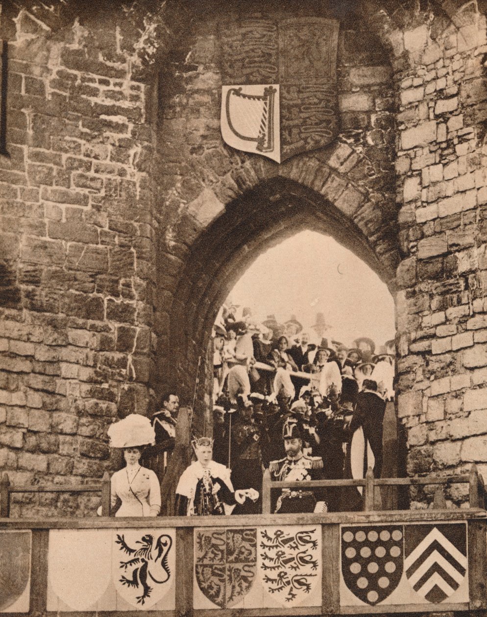 13 जुलाई 1911 1935 को कैर्नार्वन कैसल में वेल्स के राजकुमार का निवेश द्वारा अज्ञात