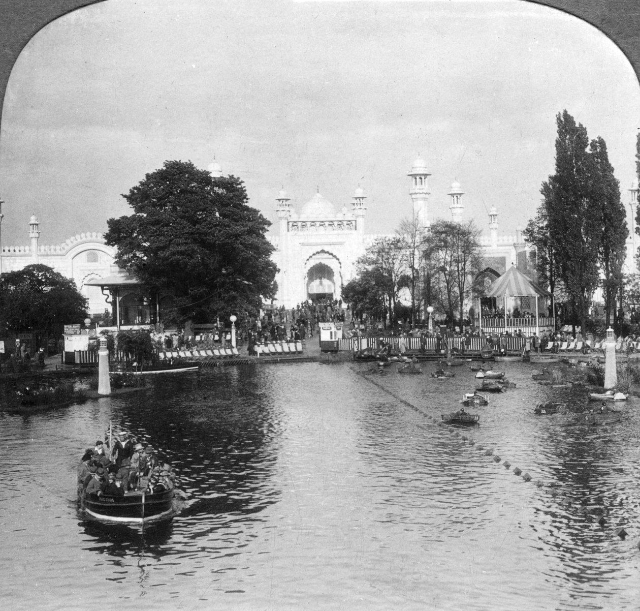 ब्रिटिश साम्राज्य प्रदर्शनी में झील, वेम्बली, लंदन, c1925 द्वारा अज्ञात