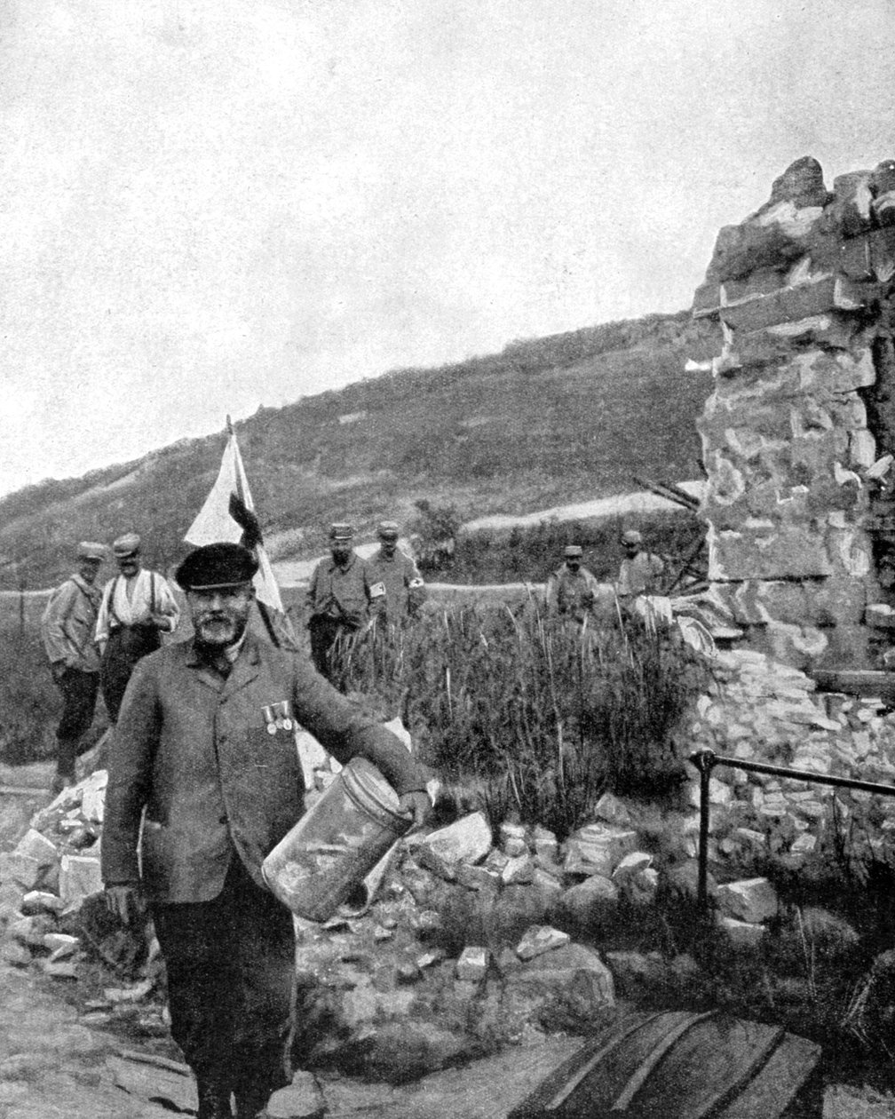 1915 के कम्यून के खंडहर में अबलेन-संत-नाज़ायर के मेयर द्वारा अज्ञात