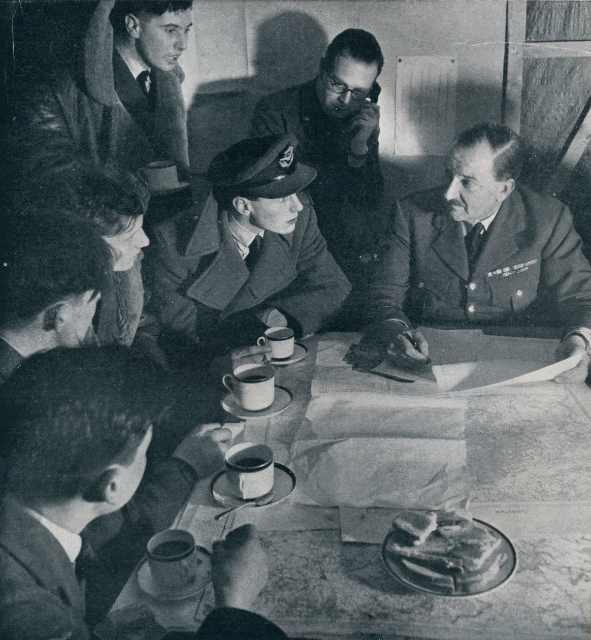 छापा खत्म हो गया है, लेकिन चालक दल का कार्य अभी समाप्त नहीं हुआ है, 1941 द्वारा अज्ञात