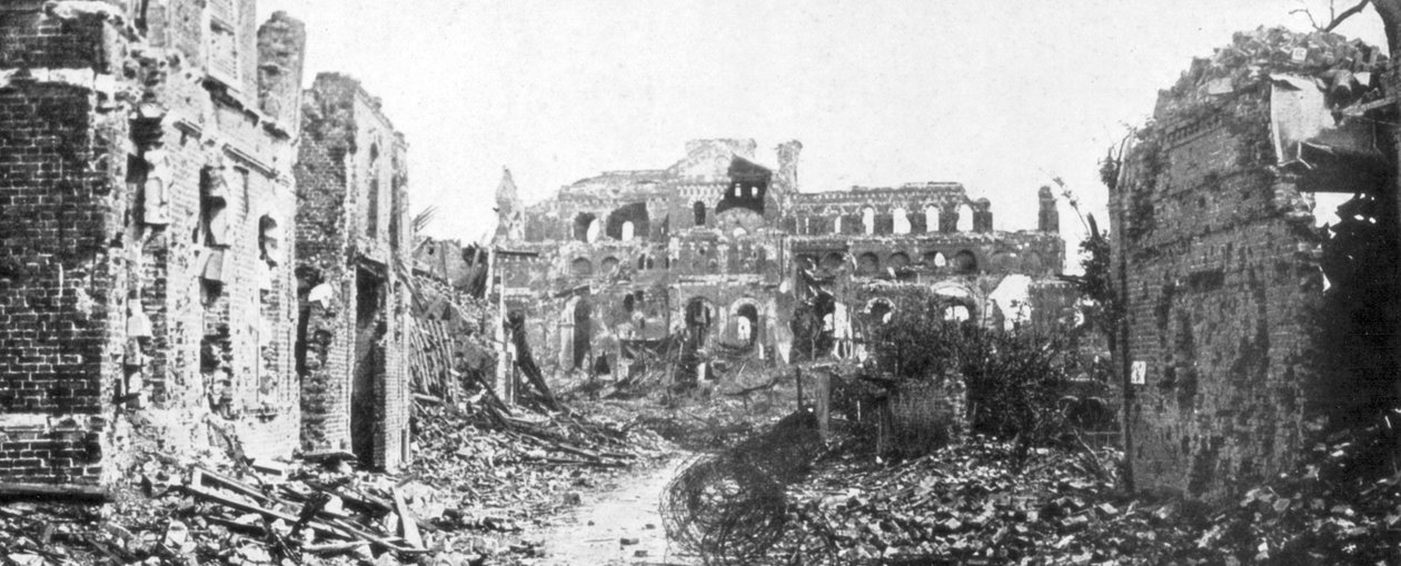 22 अगस्त 1918 को फ्रांस के अल्बर्ट, सोम्मे का खंडहर शहर और चर्च की घंटी द्वारा अज्ञात