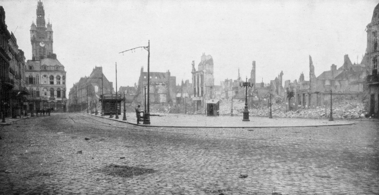 1918 में फ्रांस के दुई का खंडहर और घंटाघर द्वारा अज्ञात