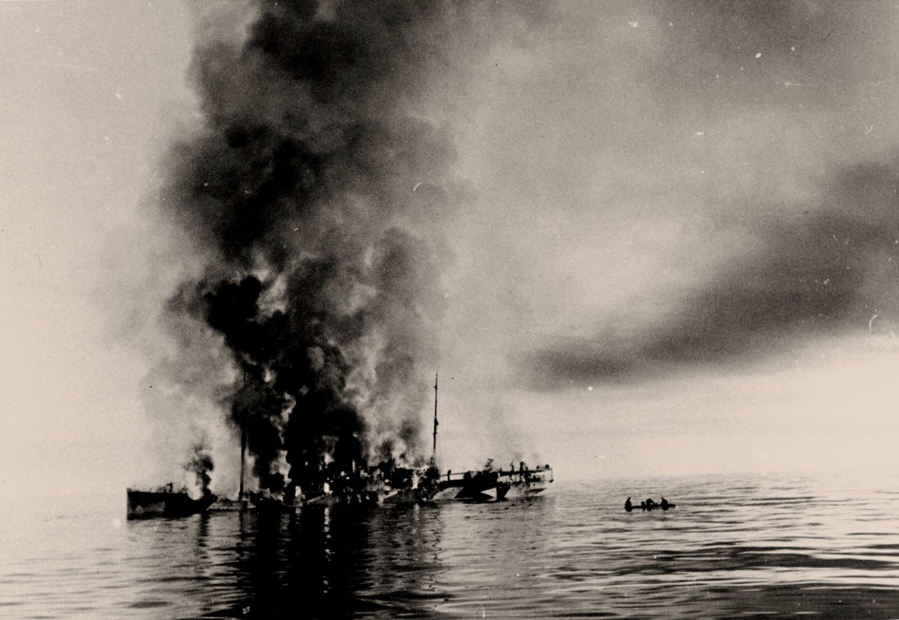 25 अगस्त 1942 को जर्मन क्रूजर एडमिरल स्किर द्वारा आइसब्रेकर अलेक्जेंडर सिबिरकोव का डूबना। द्वारा अज्ञात