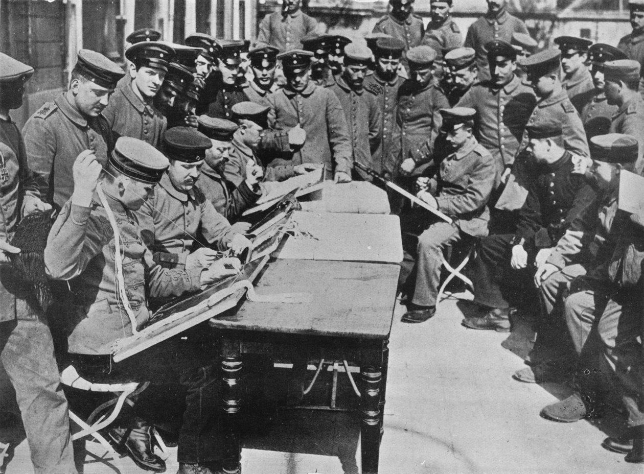 जर्मन घायल का इलाज, 1915 द्वारा अज्ञात