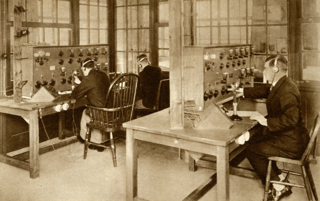 क्रॉयडन एयरोड्रम, दक्षिण लंदन, 1928, 1935 में वायरलेस ट्रांसमिशन रूम। द्वारा अज्ञात
