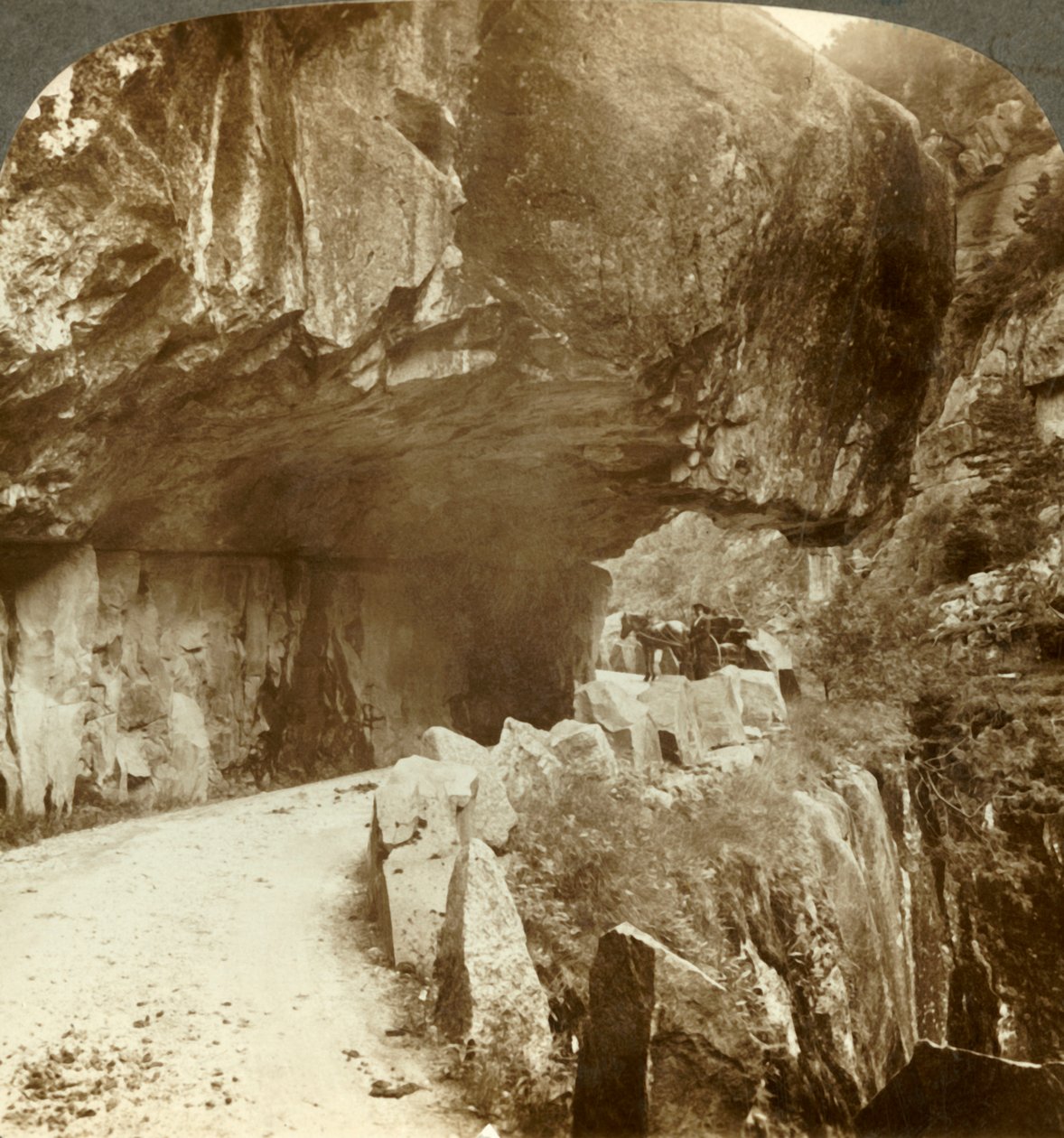 अद्भुत ब्रैटलैंड्डल रोड, ठोस चट्टान की पहाड़ की दीवारों, नॉर्वे, c1905 के माध्यम से विस्फोट किया गया। द्वारा अज्ञात