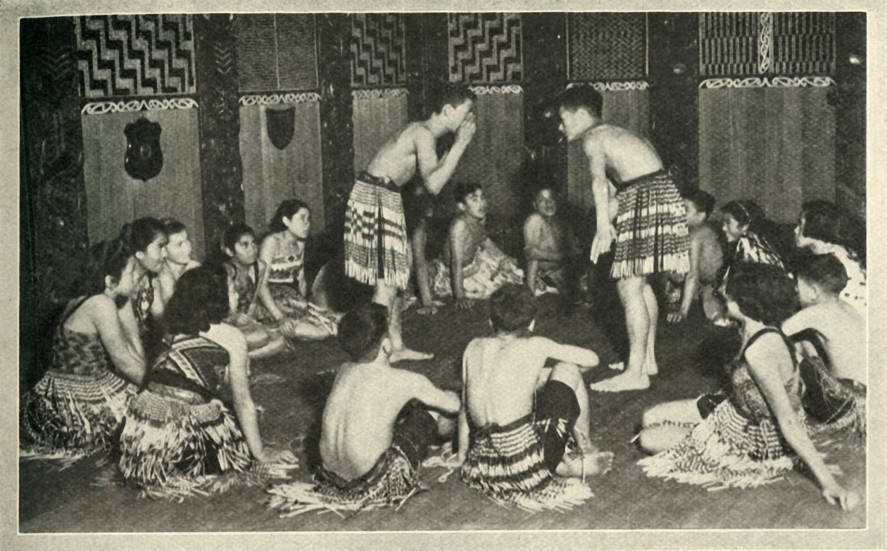 नेटिव स्कूल, व्हकेरवेयरवा के ये माओरी बच्चे, हाथ का खेल खेल रहे हैं, c1948। द्वारा अज्ञात