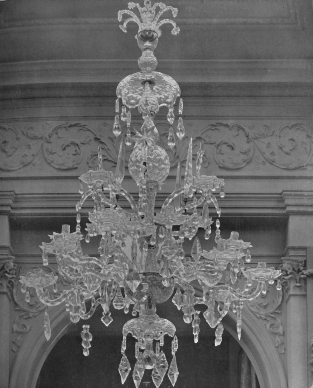 20 लाइट्स के लिए थ्री-टियर चंदेलियर c.1770, 1928 द्वारा अज्ञात