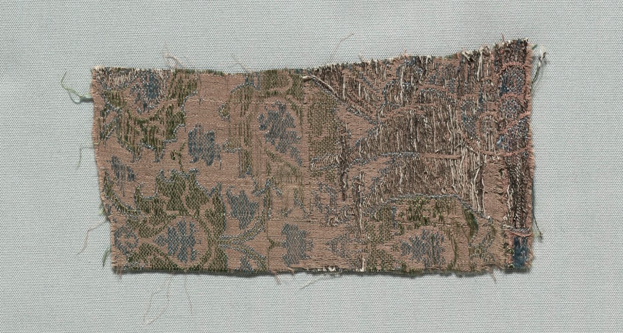 इतालवी गोथिक सिल्क के तीन टुकड़े, 1350-1399। द्वारा अज्ञात