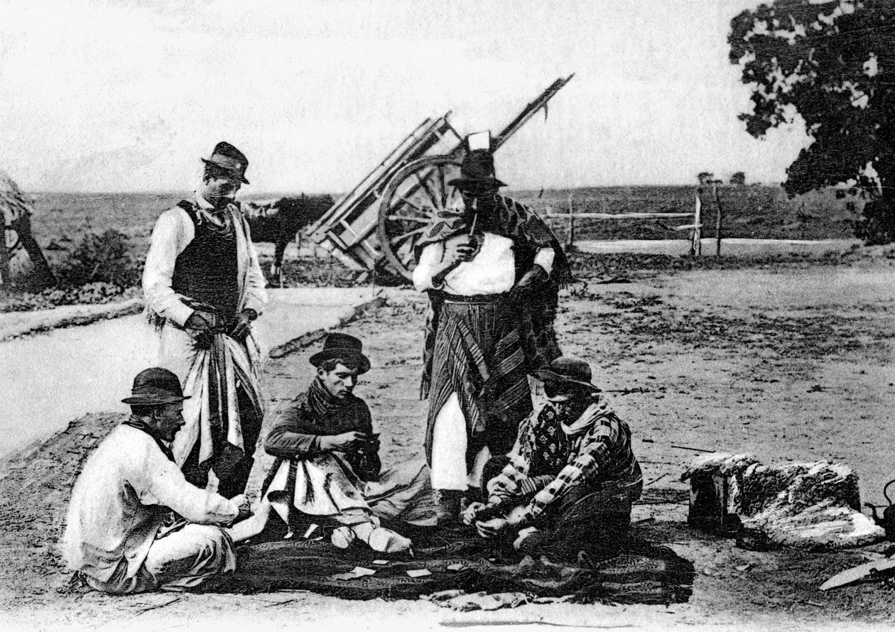 तीन पुरुष ताश खेल रहे हैं, उरुग्वे, c1900s द्वारा अज्ञात