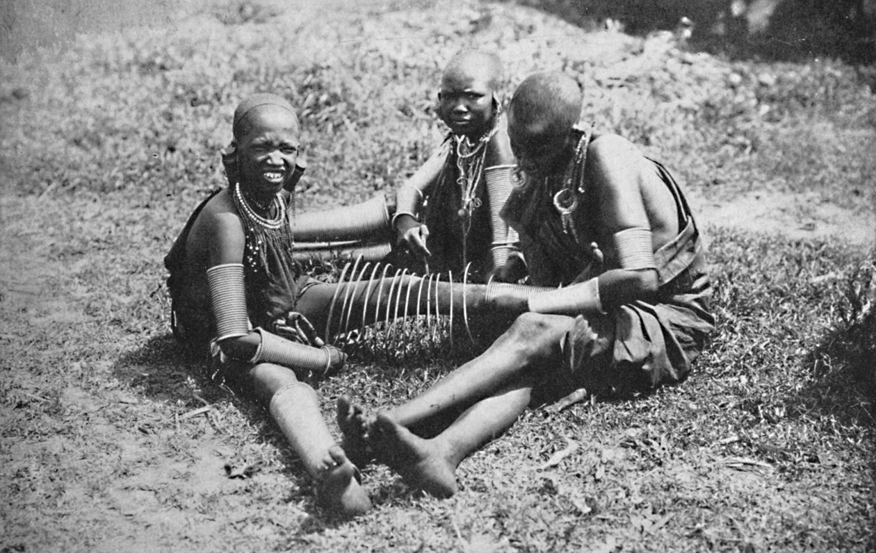 तीन युवा मसाई महिलाएं, 1912 द्वारा अज्ञात