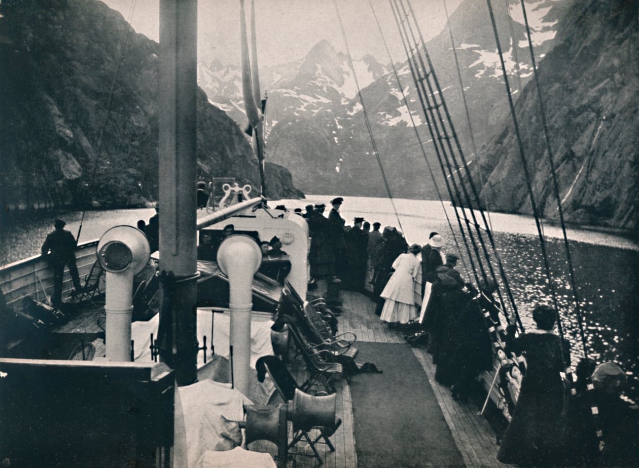 1914 के ट्रॉल्ड फजॉर्ड में पर्यटक स्टीमर। द्वारा अज्ञात