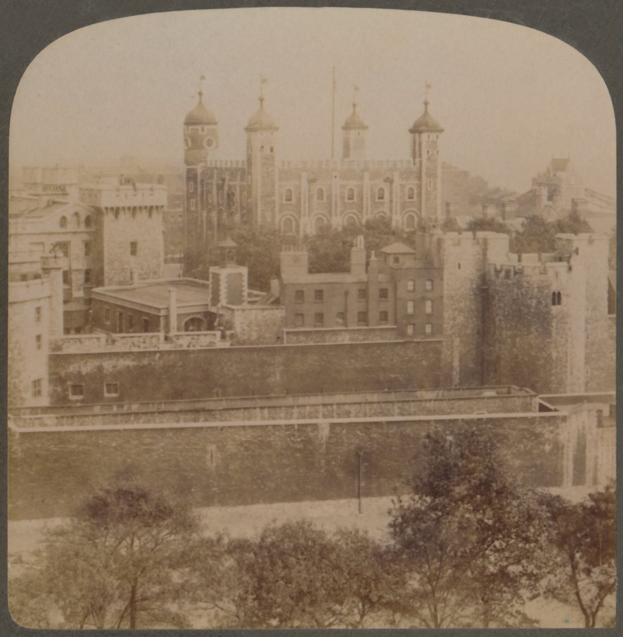 टॉवर ऑफ लंदन - प्रसिद्ध पुराने महल और रॉयल्टी की जेल - इंग्लैंड, 1901। द्वारा अज्ञात