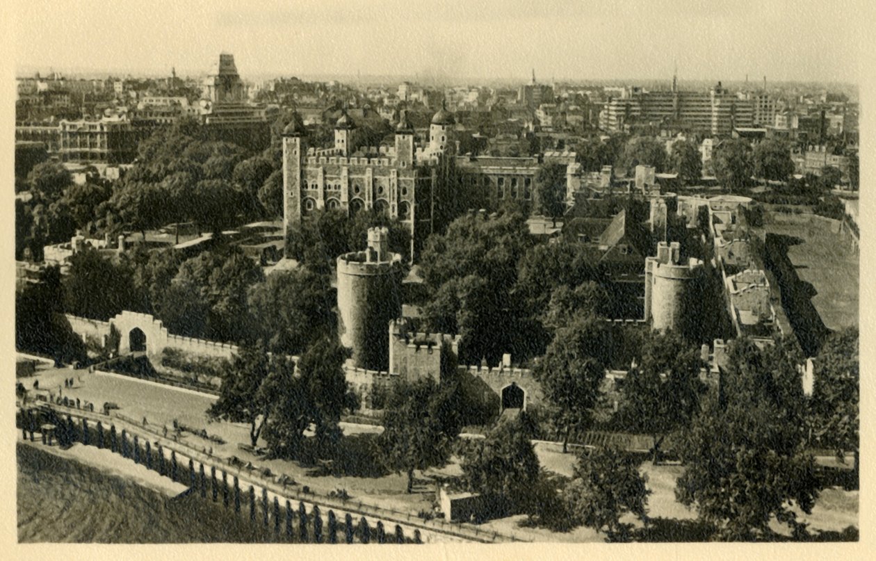 लंदन टावर। दक्षिण से सामान्य दृश्य, c1920। द्वारा अज्ञात