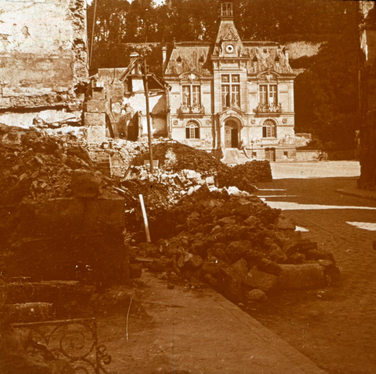 टाउन हॉल, चेटो थियरी, फ्रांस, c1914-c1918 द्वारा अज्ञात