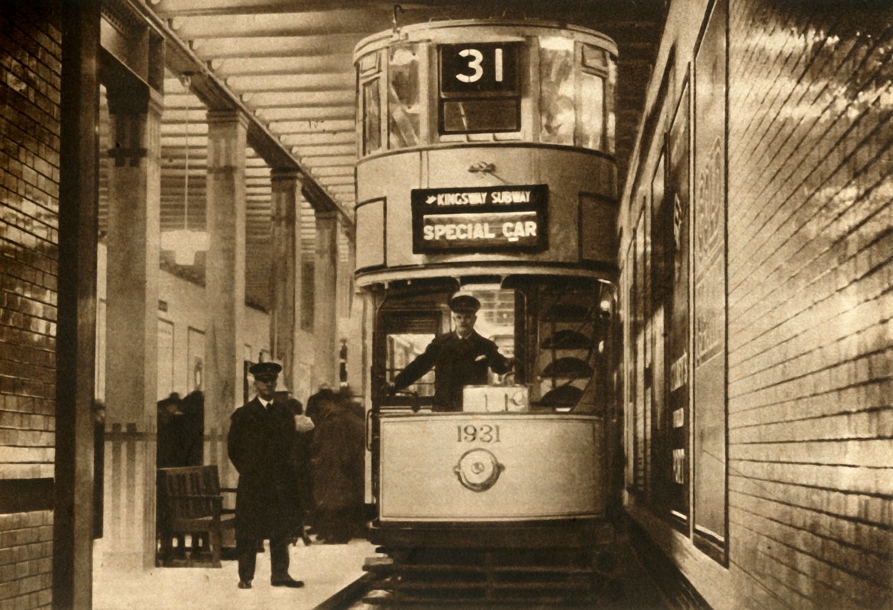 किंग्सवे सबवे, लंदन में ट्राम, 1931, 1933। द्वारा अज्ञात