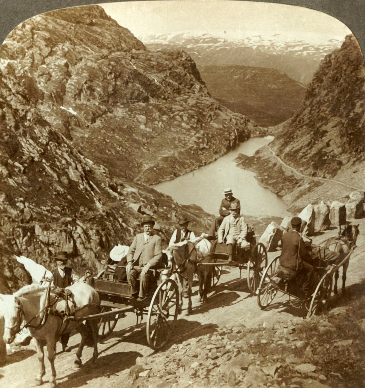 Seljestad, नॉर्वे के जंगली खड्ड के माध्यम से पहाड़ की सड़क पर यात्री, c1905। द्वारा अज्ञात