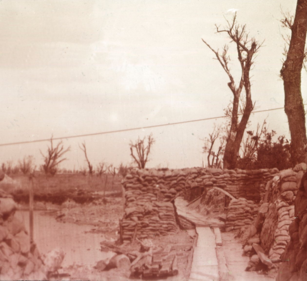 ट्रेंच, डिकस्यूइड, बेल्जियम, c1914-c1918 द्वारा अज्ञात