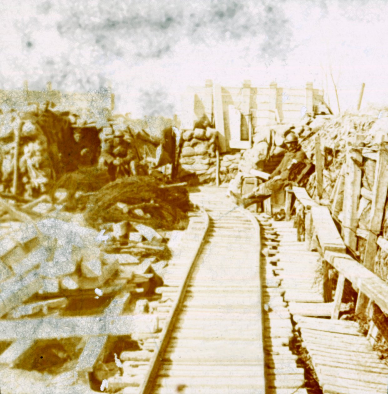 खाइयां और रेलवे लाइन, Yser दक्षिण, Diksmuide, बेल्जियम, c1914-c1918 द्वारा अज्ञात