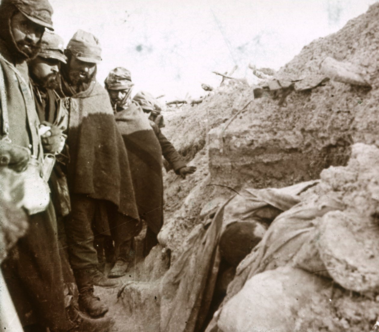 अग्रिम पंक्ति में खाइयाँ, ताहुरे, उत्तरी फ्रांस, c1914-c1918 द्वारा अज्ञात