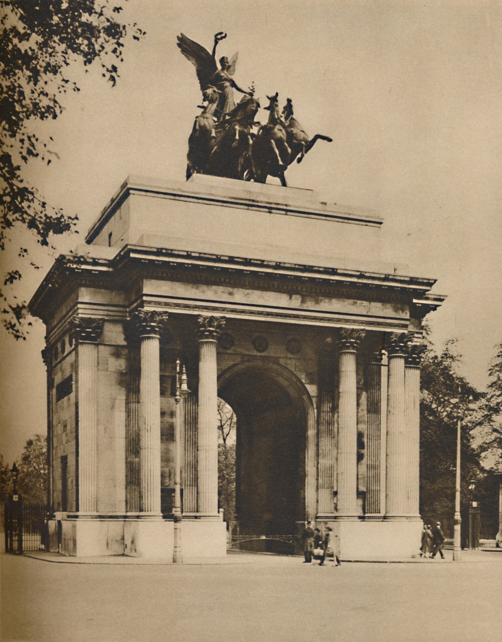 विजयी आर्क ने हाइड पार्क से संविधान हिल, c1935 तक स्थानांतरित किया। द्वारा अज्ञात