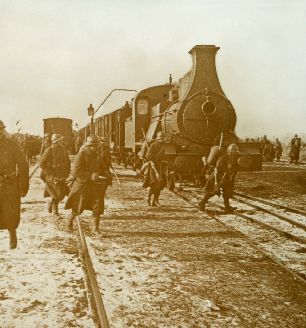 स्टीम ट्रेन से उतरे सैनिक, c1914-c1918 द्वारा अज्ञात