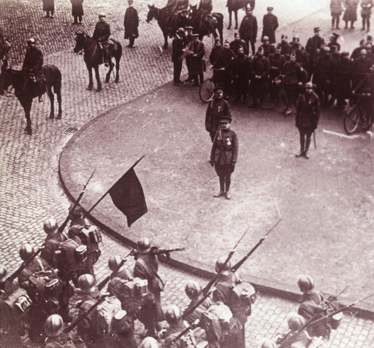 ट्रूप्स मार्चिंग, आचेन, जर्मनी, c1914-c1918 द्वारा अज्ञात